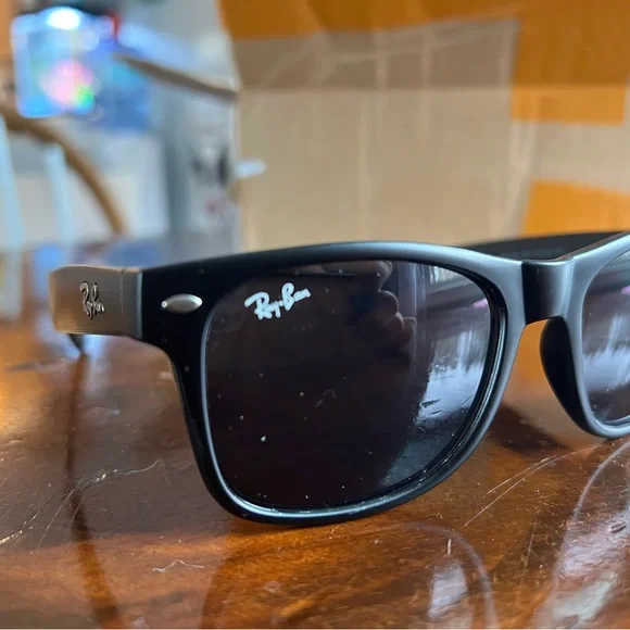 Ray-Ban Matte Black Sunglasses Classic Wayfarer Style - Picture 2 of 6